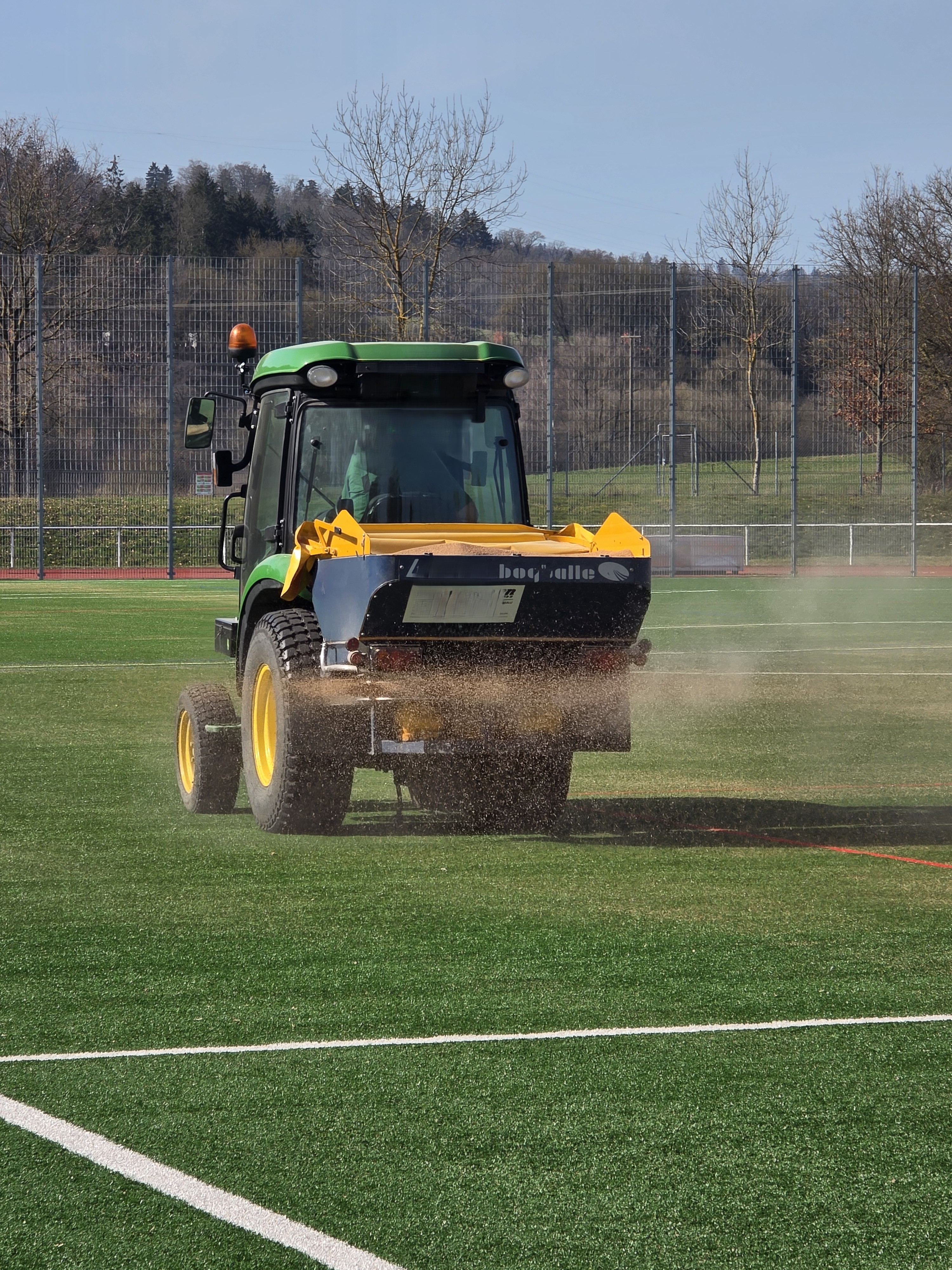 Ausbringen Olivenkerngranulat TSV Gaildorf